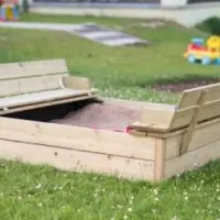 Smilšu kastes un puķu dobes